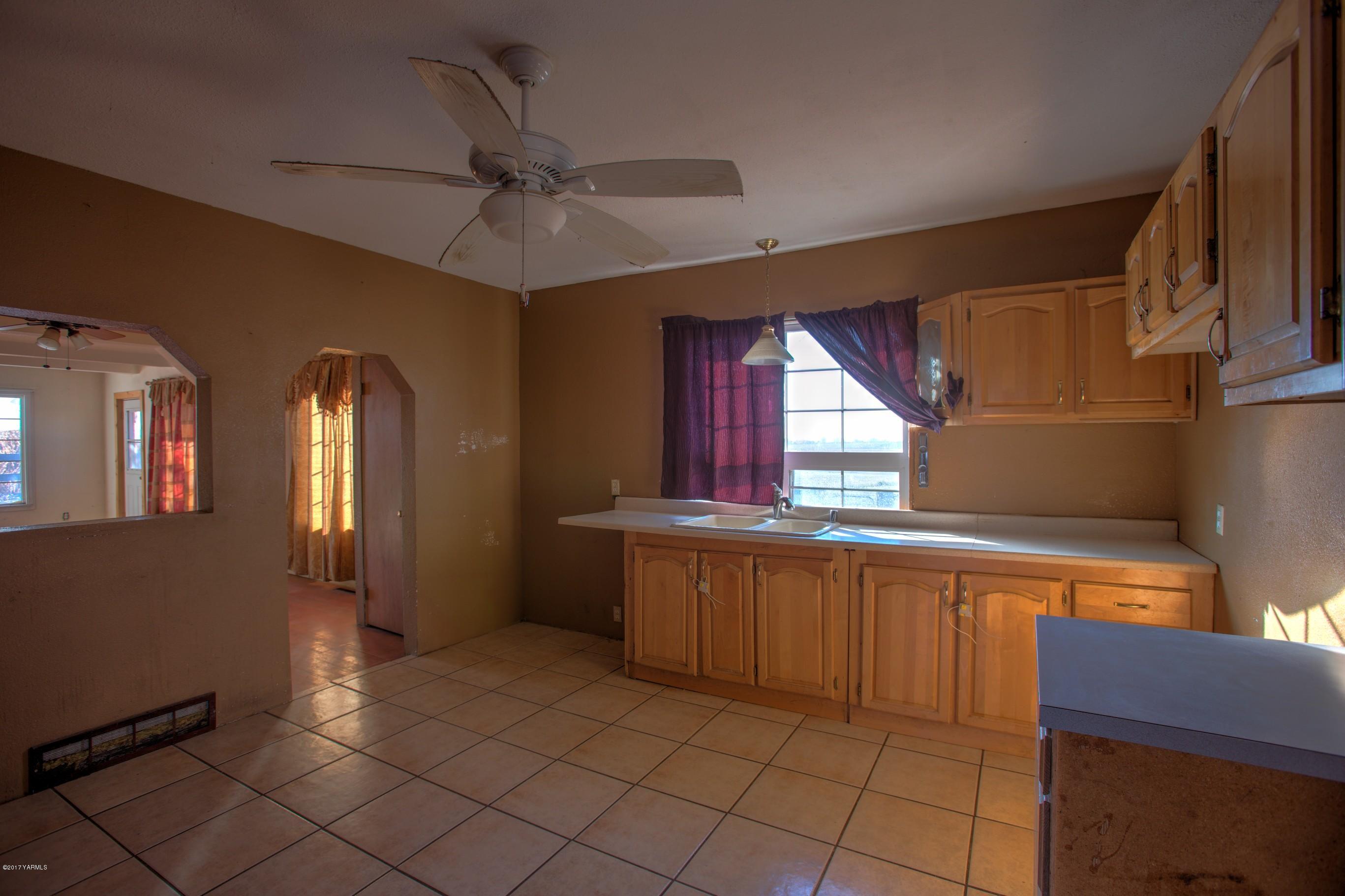 2771 Fordyce Road Sunnyside, WA 98944 - Photo 18 of 21 a large kitchen with a cabinets and outdoor space