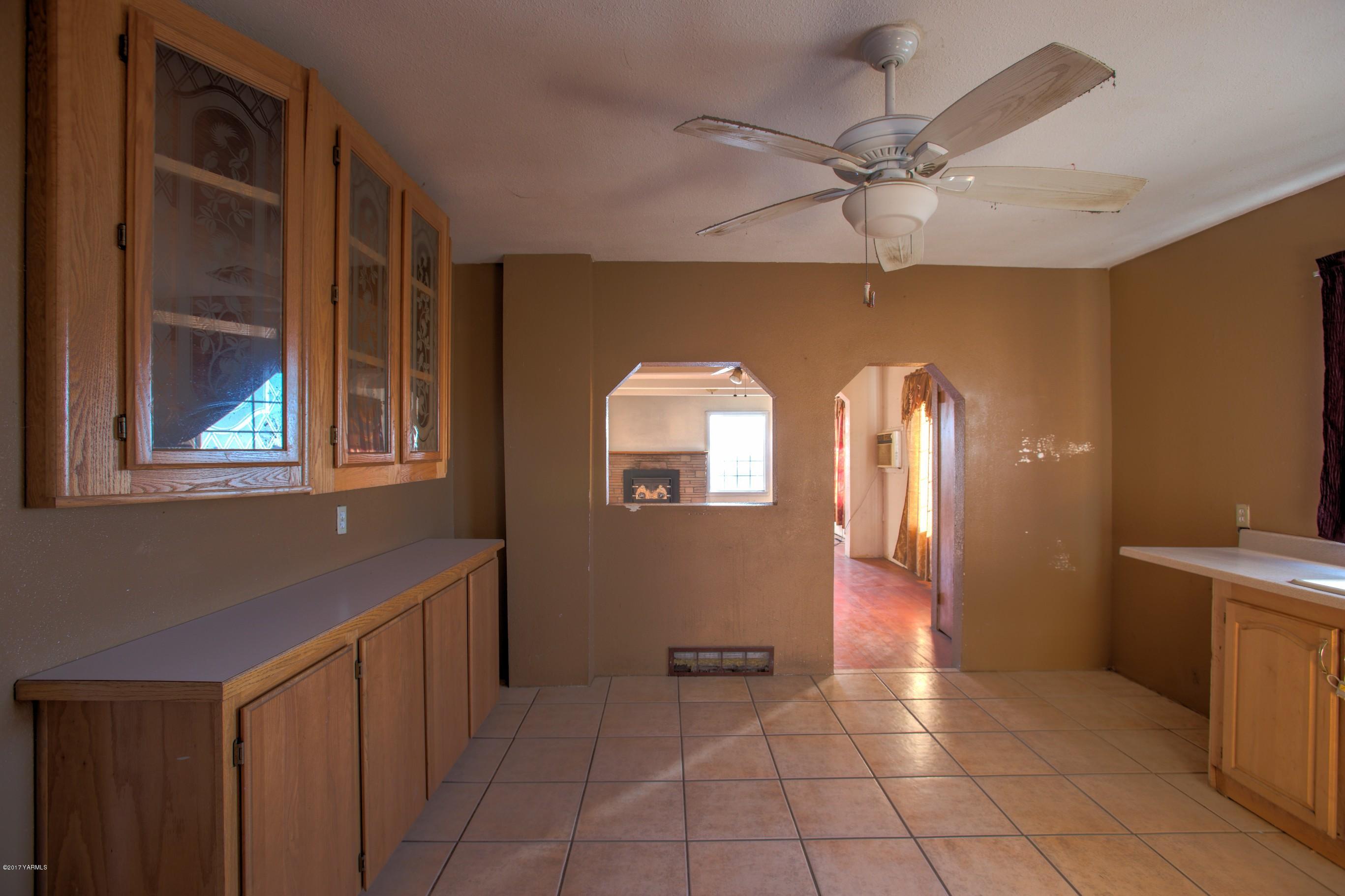 2771 Fordyce Road Sunnyside, WA 98944 - Photo 19 of 21 a view of a livingroom with a space & a ceiling fan