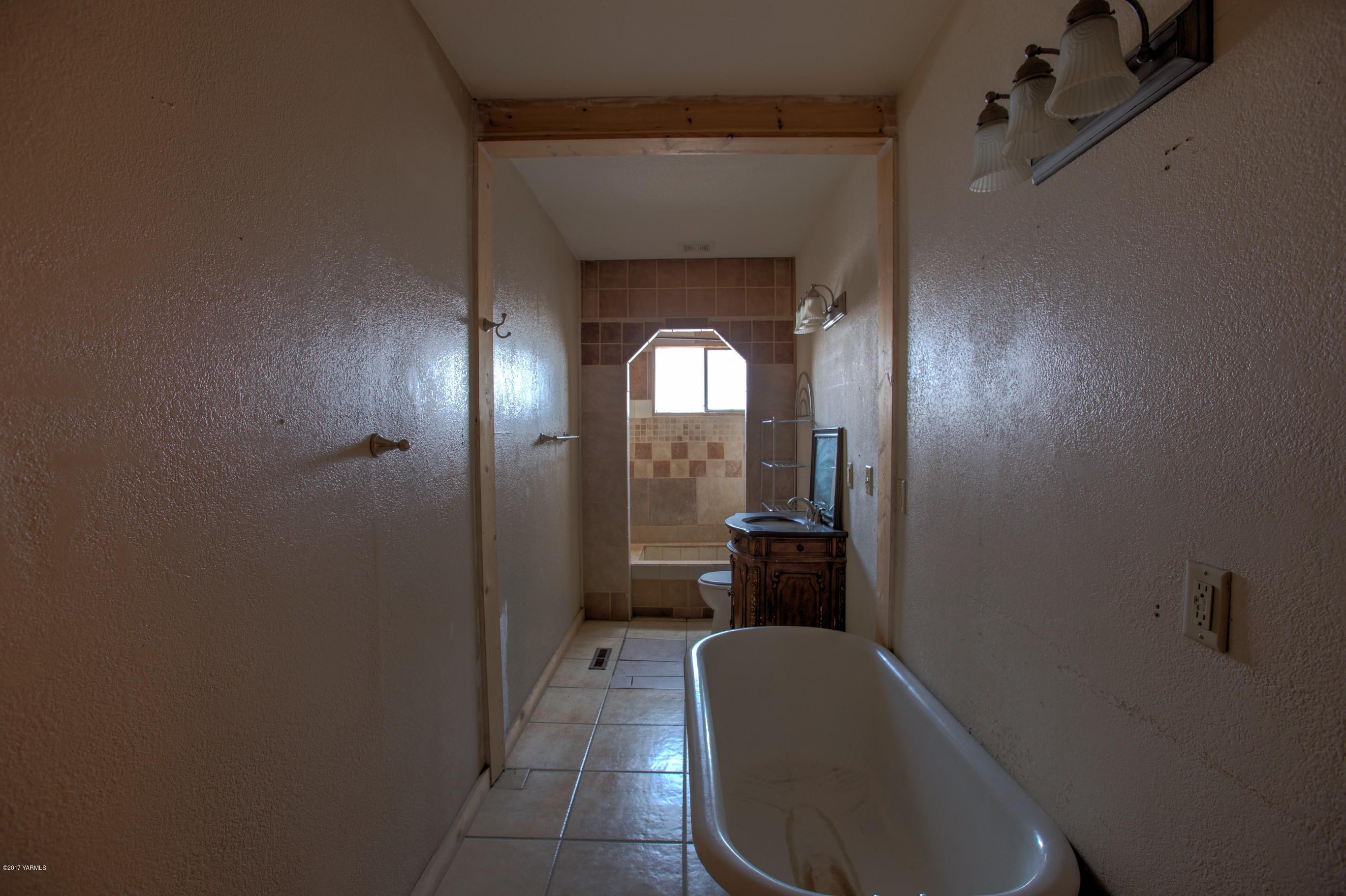 2771 Fordyce Road Sunnyside, WA 98944 - Photo 20 of 21 view of hall way with mirror and furniture