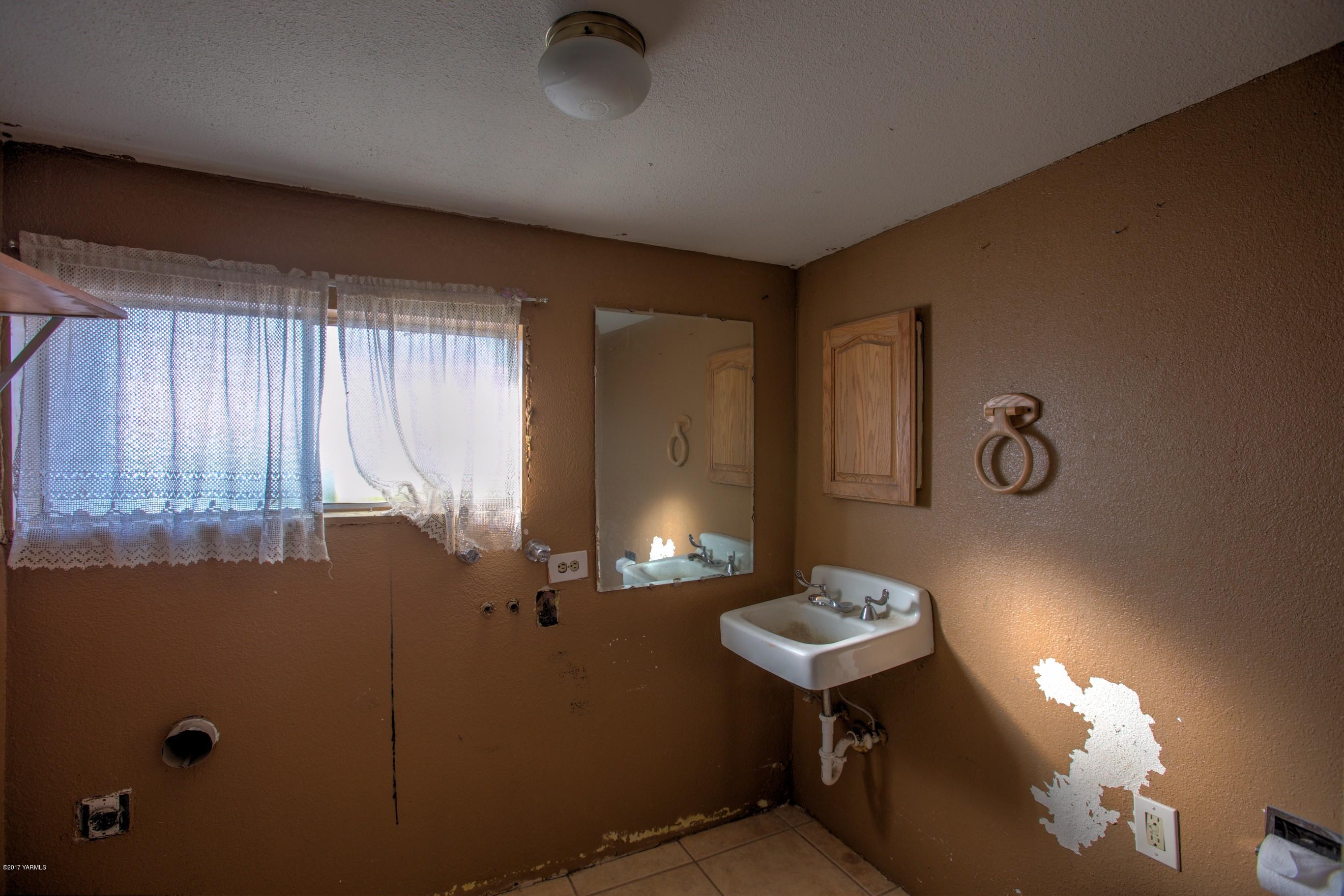 2771 Fordyce Road Sunnyside, WA 98944 - Photo 21 of 21 a bathroom with a sink a light fixture and a mirror