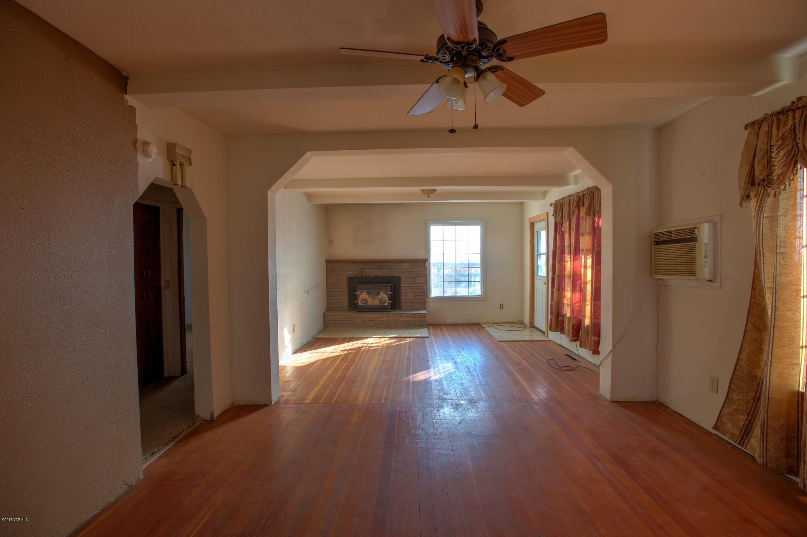 2771 Fordyce Road Sunnyside, WA 98944 - Photo 6 of 21 a view of empty room with wooden floor and fan