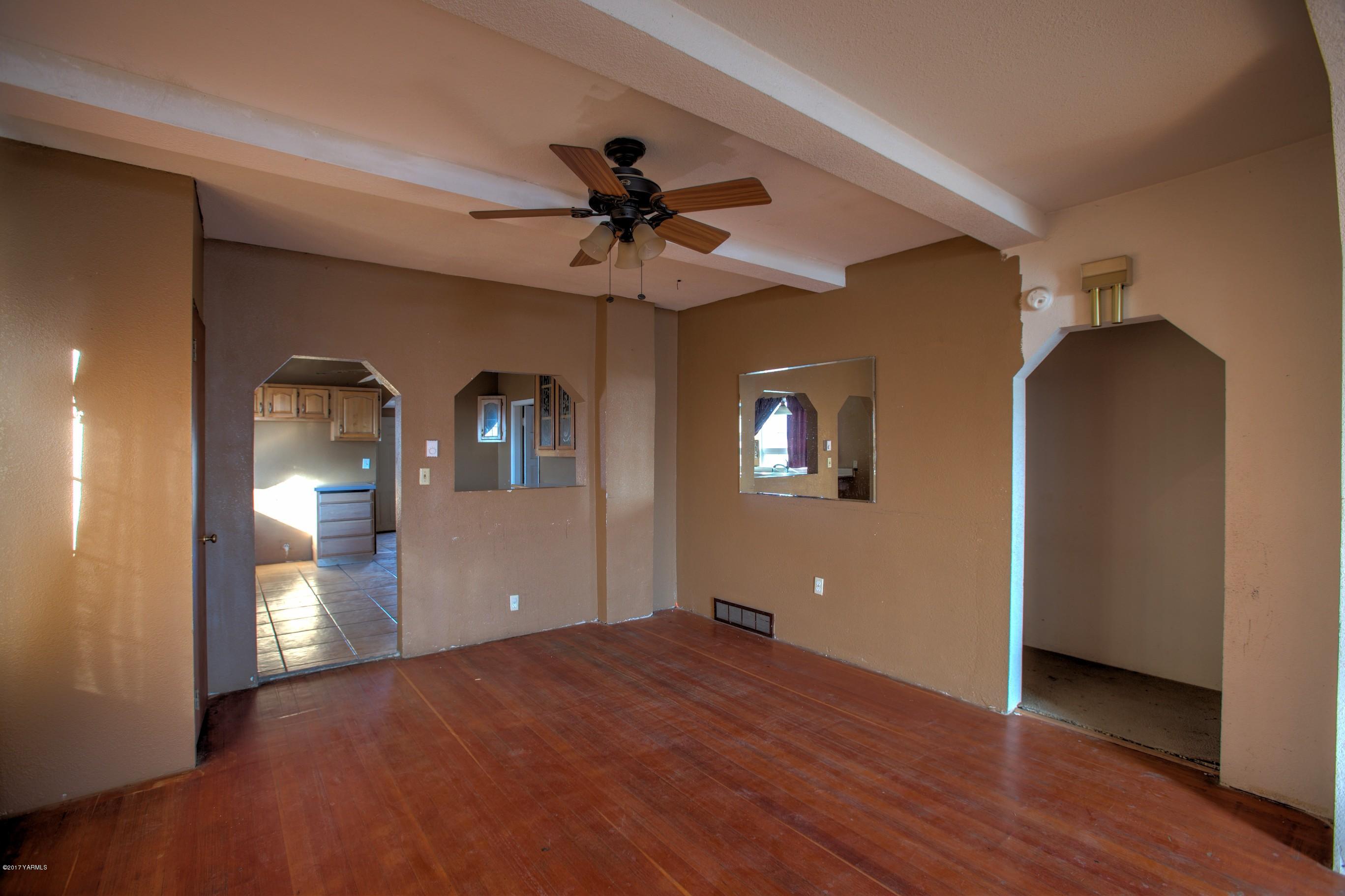 2771 Fordyce Road Sunnyside, WA 98944 - Photo 9 of 21 a view of a livingroom with a chandelier fan and a kitchen