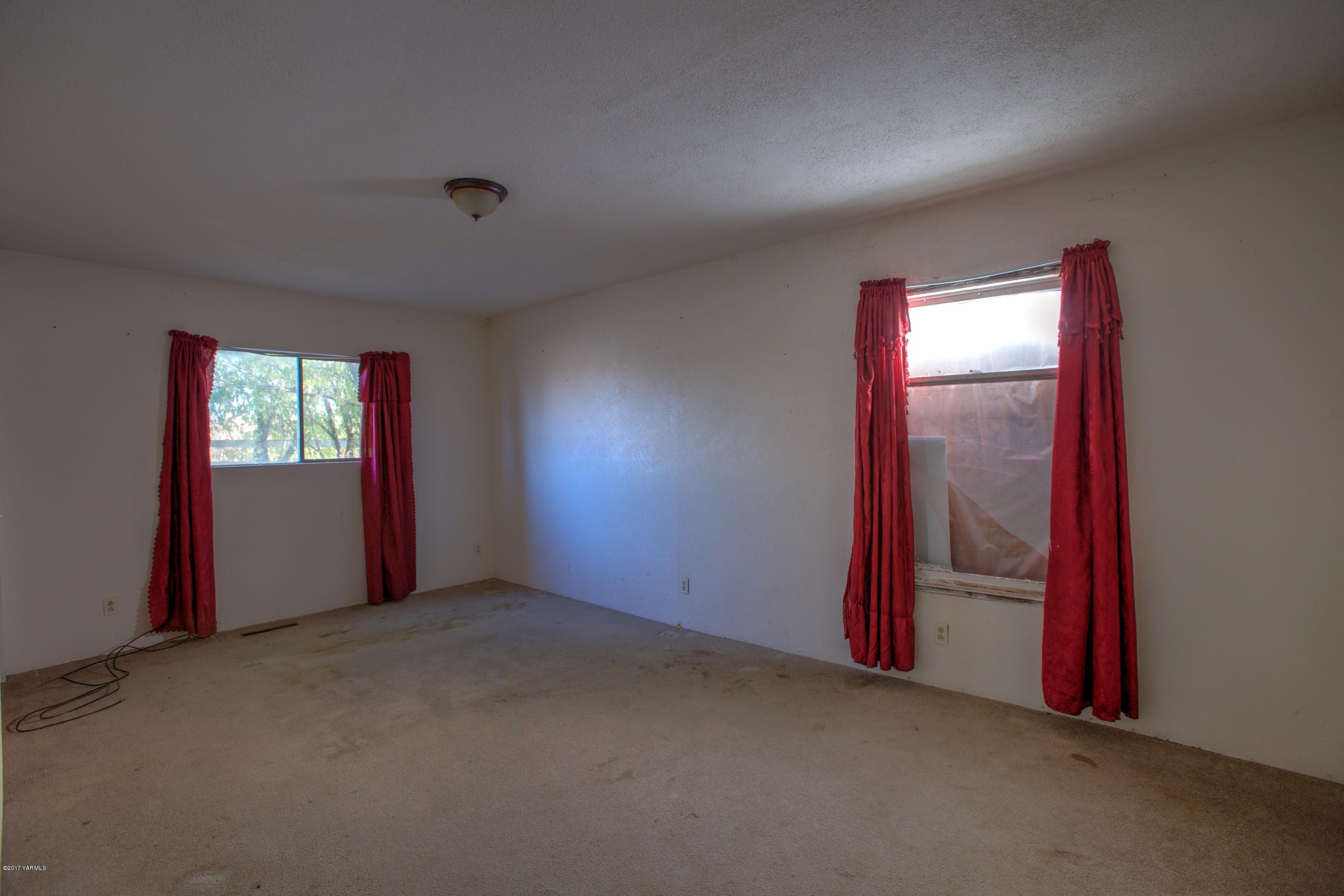 2771 Fordyce Road Sunnyside, WA 98944 - Photo 10 of 21 an empty room with windows