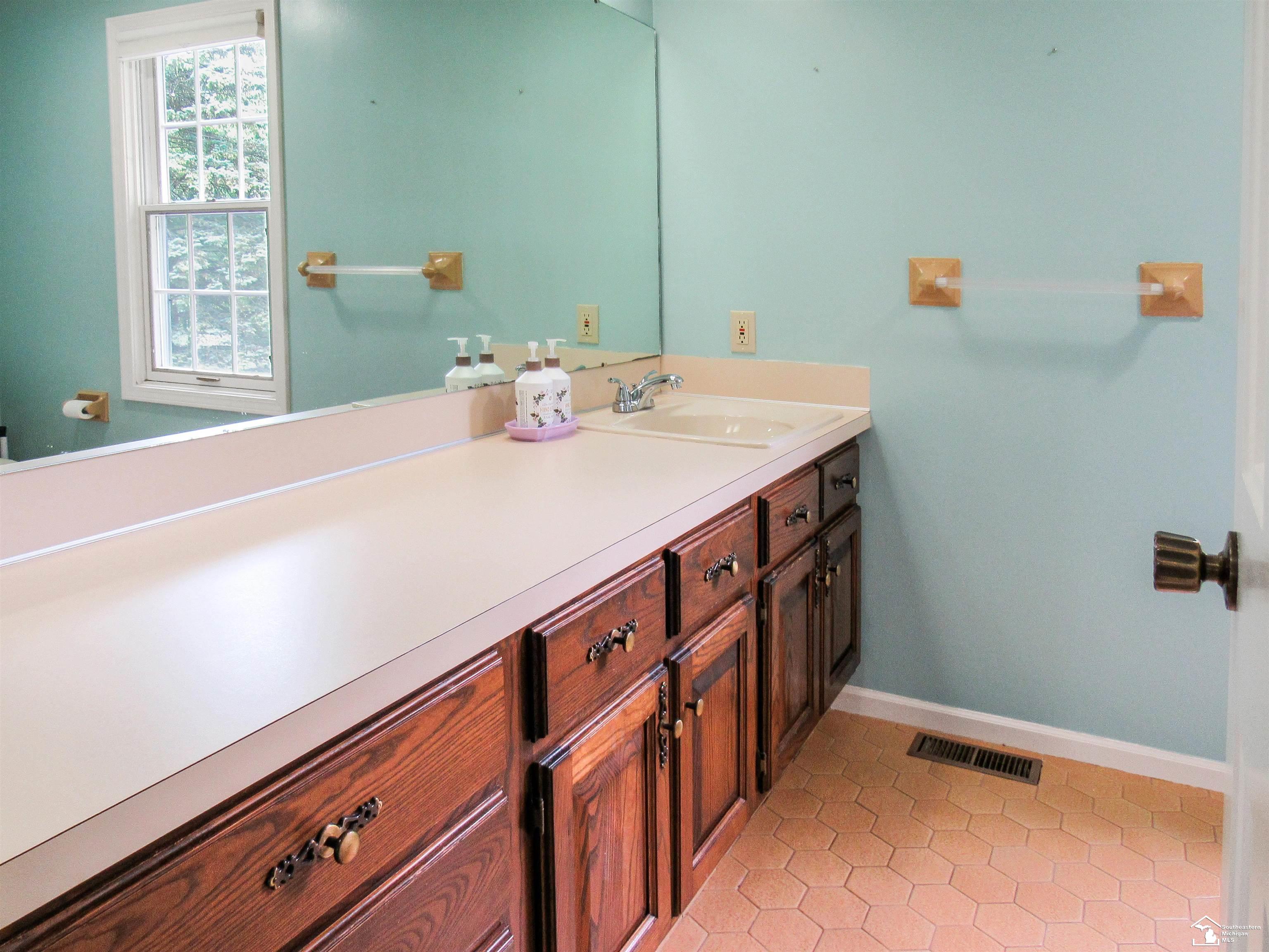 732 East Hurd Road Monroe, MI 48162 - Photo 27 of 40 50118163-26.JPG