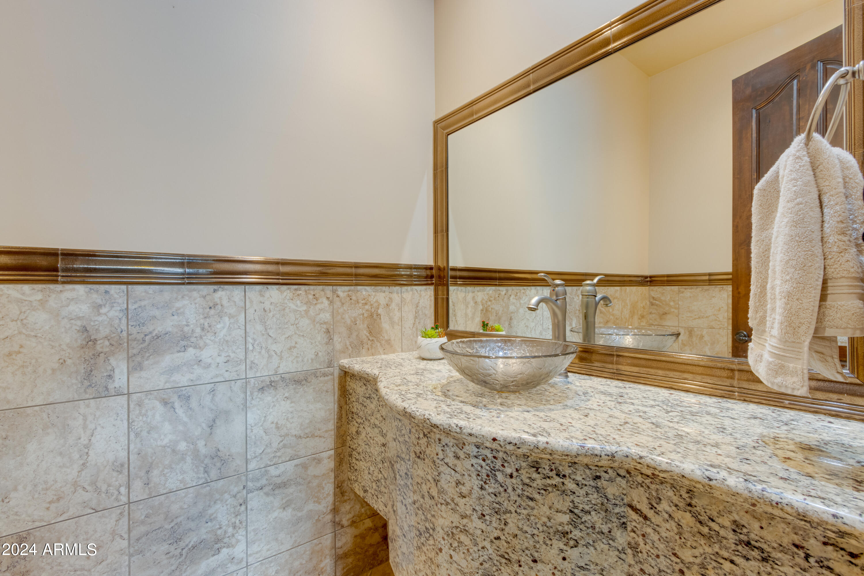 115 East Summerside Road Phoenix, AZ 85042 - Photo 33 of 79 Guest bathroom #2