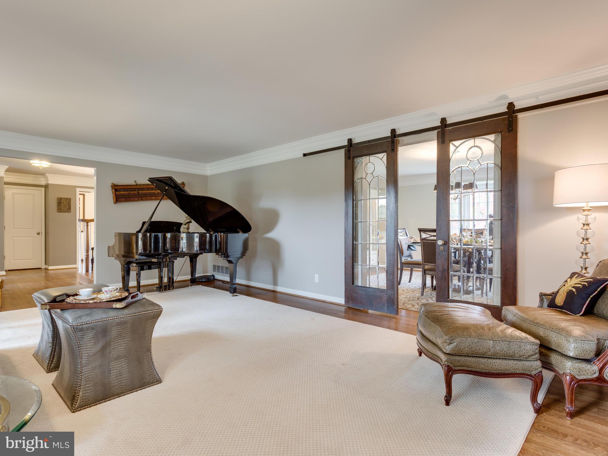 11727 Chapel Road Clifton, VA 20124 - Photo 5 of 30 Spacious, light-filled living room