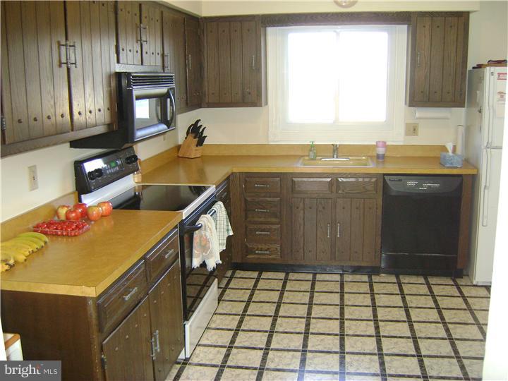 411 California Road Quakertown, PA 18951 - Photo 8 of 23 Kitchen