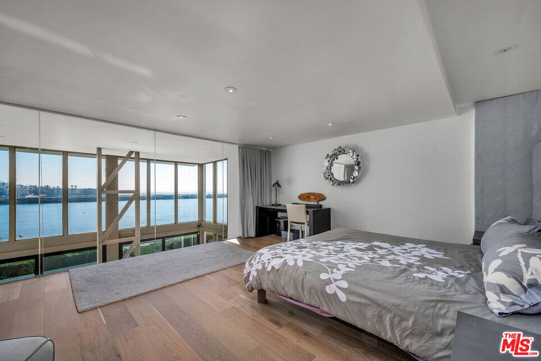 5515 Pacific Avenue, Unit 1 Marina del Rey, CA 90292 - Photo 29 of 45 a bedroom with a large bed and a large window