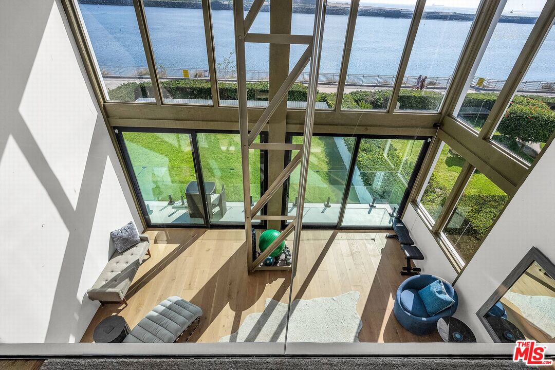 5515 Pacific Avenue, Unit 1 Marina del Rey, CA 90292 - Photo 32 of 45 a view of an entryway