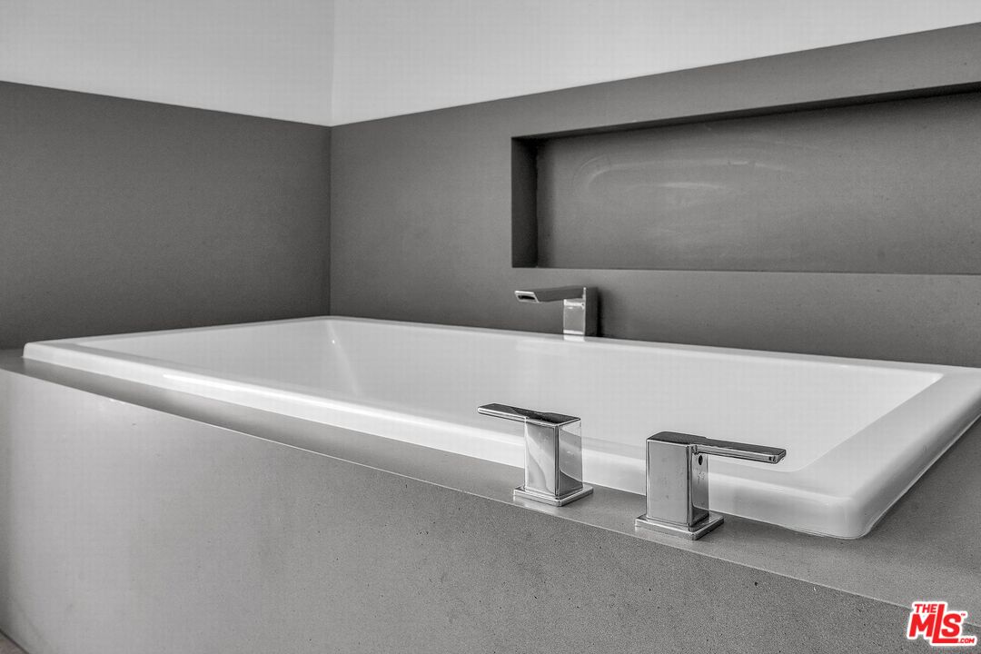 5515 Pacific Avenue, Unit 1 Marina del Rey, CA 90292 - Photo 36 of 45 a bath tub sitting next to a white sink