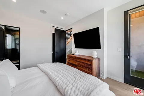 $1,599,000 | 4425 North Studio Place, Studio City, CA 91602