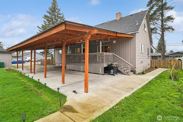 a view of a house with backyard and porch