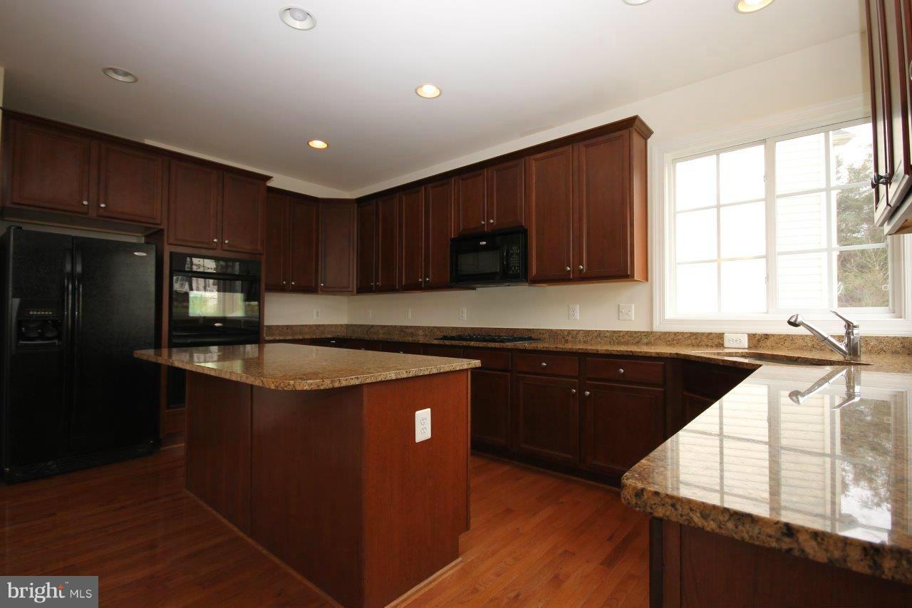 8732 Raleigh Mews Gainesville, VA 20155 - Photo 3 of 30 Kitchen