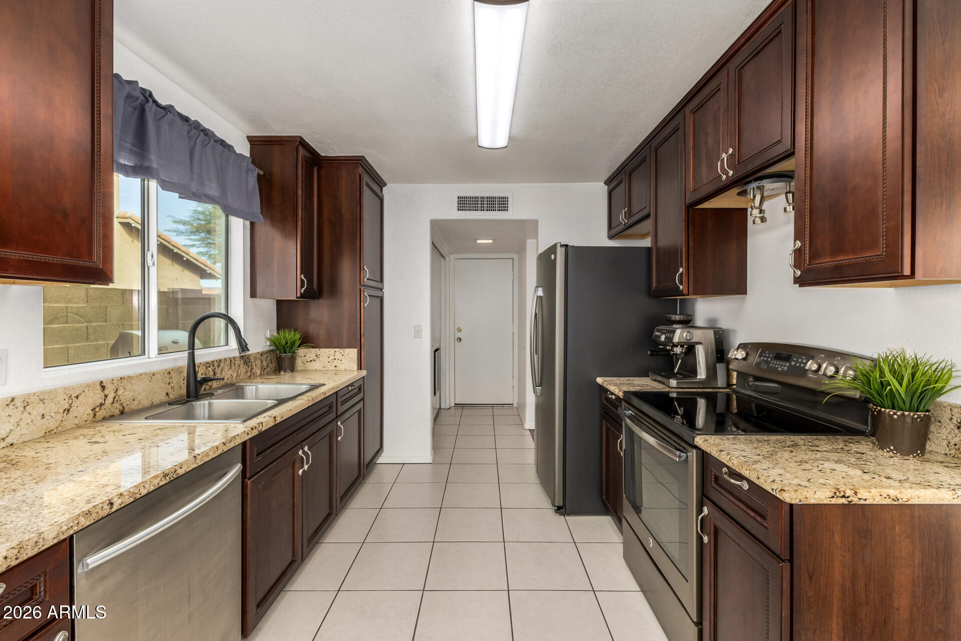 4313 East Desert Trumpet Road Phoenix, AZ 85044 - Photo 17 of 75 Kitchen