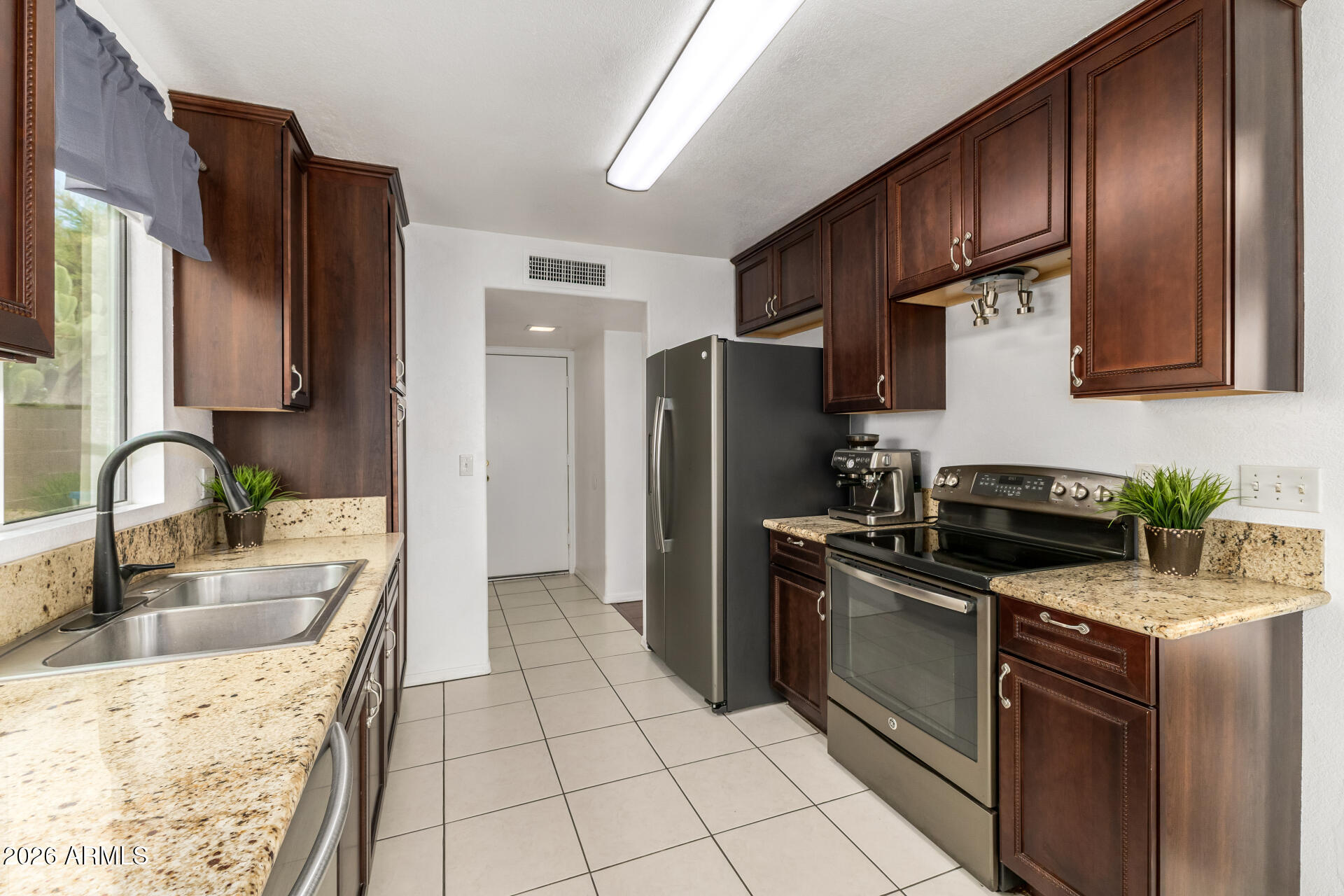4313 East Desert Trumpet Road Phoenix, AZ 85044 - Photo 3 of 75 Kitchen