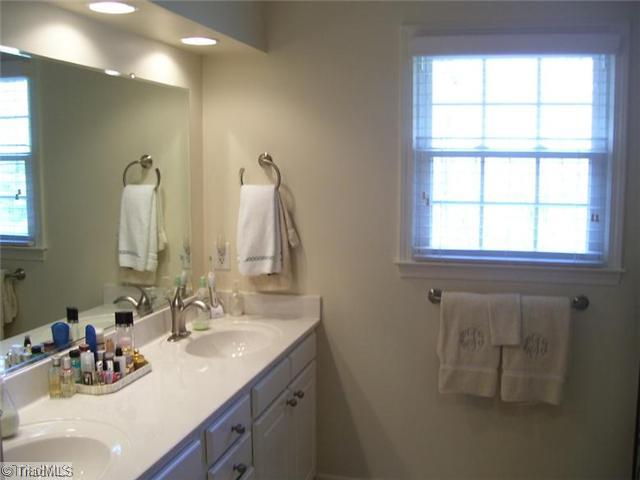 964 Bryanplace Road Winston-Salem, NC 27104 - Photo 13 of 15 Master Bath/Spa.