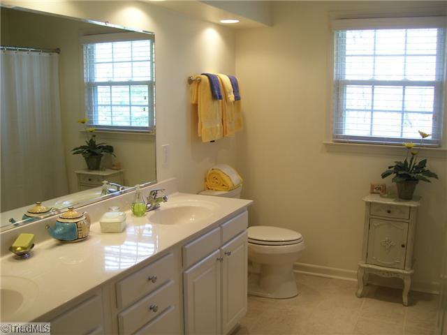 964 Bryanplace Road Winston-Salem, NC 27104 - Photo 14 of 15 Other Bath.
