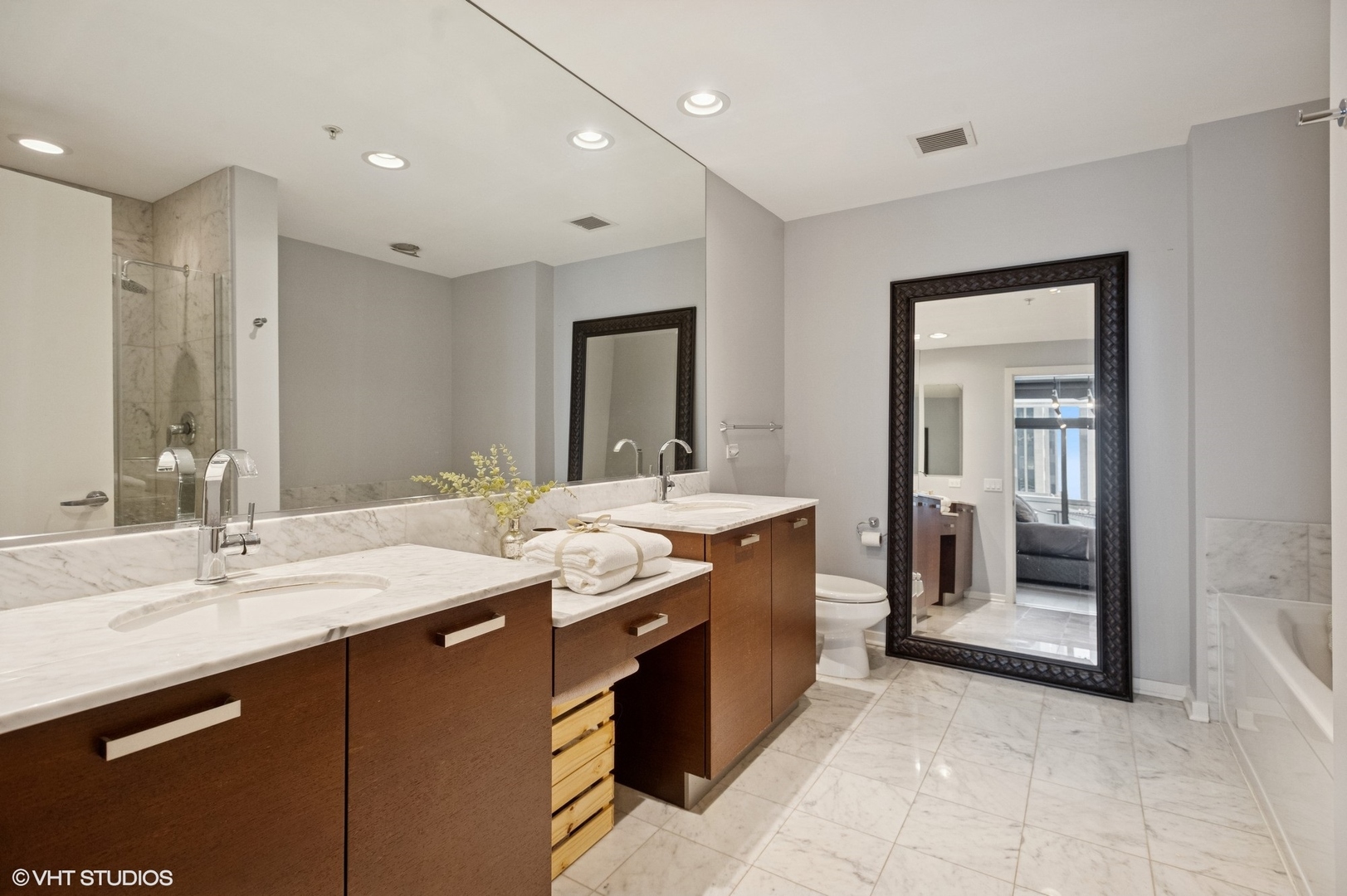 240 East Illinois Street, Unit 607 Chicago, IL 60611 - Photo 12 of 17