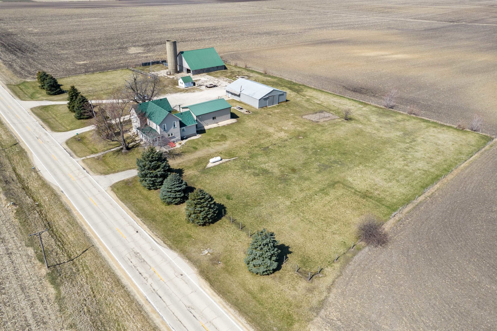 3478 Chicago Road Paw Paw, IL 61353 - Photo 44 of 49 a dirty bathroom with a granite countertop sink and white tub