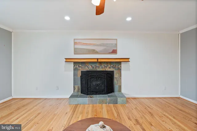 a view of a livingroom with furniture
