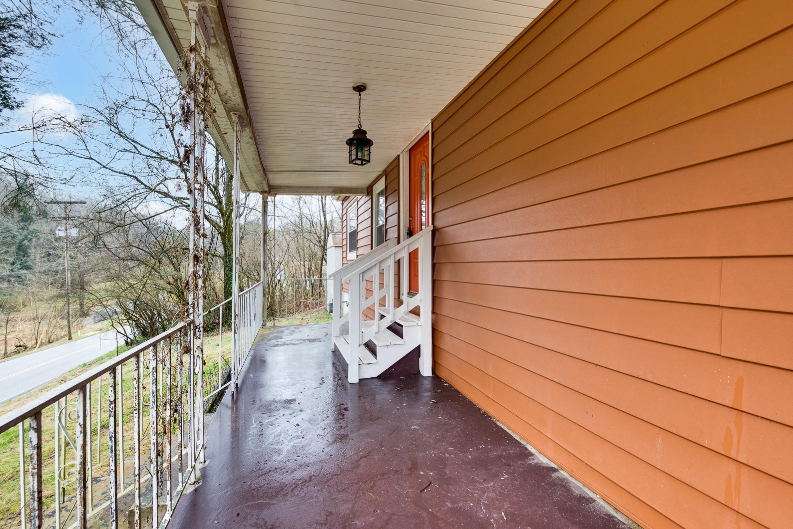 425 Spring Street Clinton, TN 37716 - Photo 3 of 26 a view of entryway