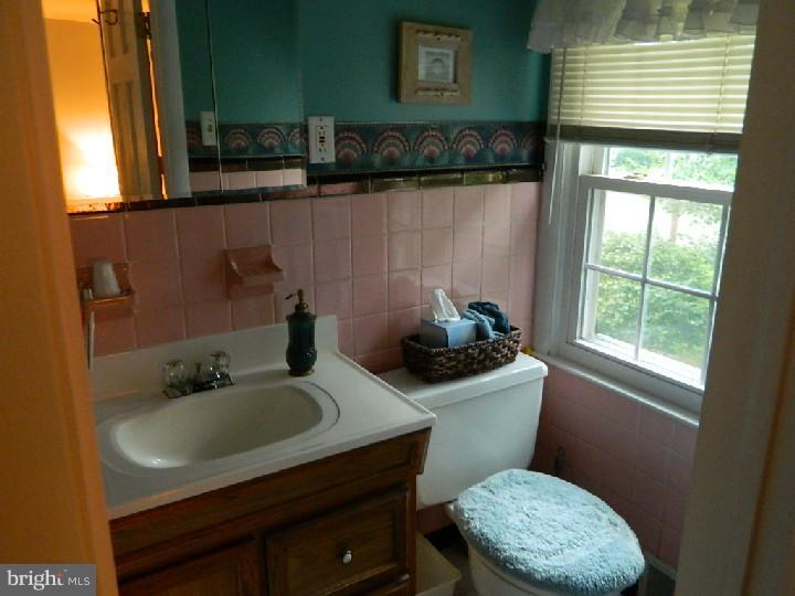 152 Snyder Lane Springfield, PA 19064 - Photo 22 of 25 Bathroom