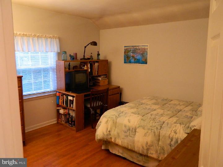 152 Snyder Lane Springfield, PA 19064 - Photo 23 of 25 Bedroom 2