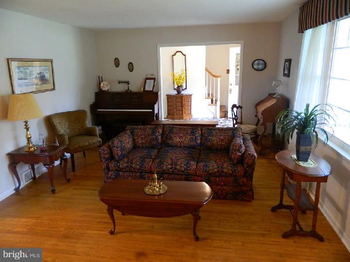 152 Snyder Lane Springfield, PA 19064 - Photo 5 of 25 Living Room