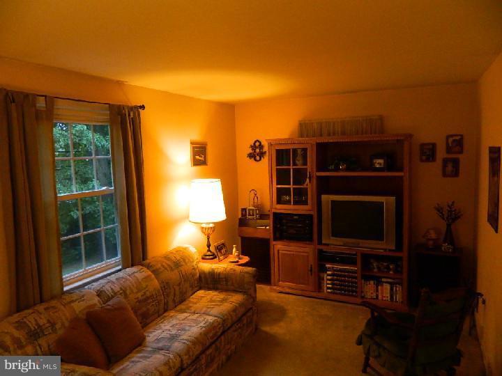 152 Snyder Lane Springfield, PA 19064 - Photo 9 of 25 Den