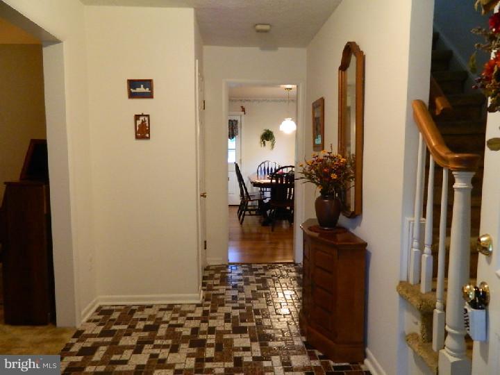152 Snyder Lane Springfield, PA 19064 - Photo 10 of 25 Foyer