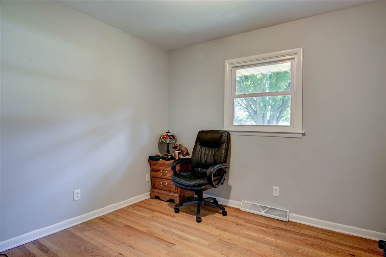 5981 Whitecliff Road Rockford, IL 61109 - Photo 16 of 25 a workspace with furniture and a window