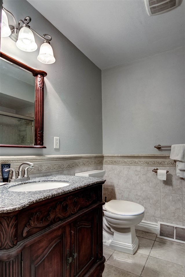 5981 Whitecliff Road Rockford, IL 61109 - Photo 17 of 25 a bathroom with a toilet a sink and mirror