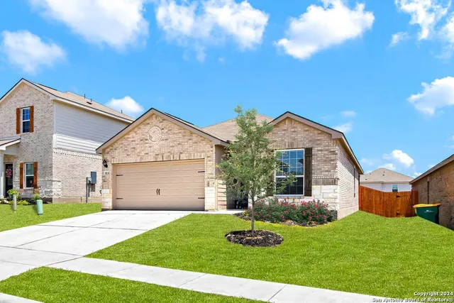 a view of a house with backyard and garden