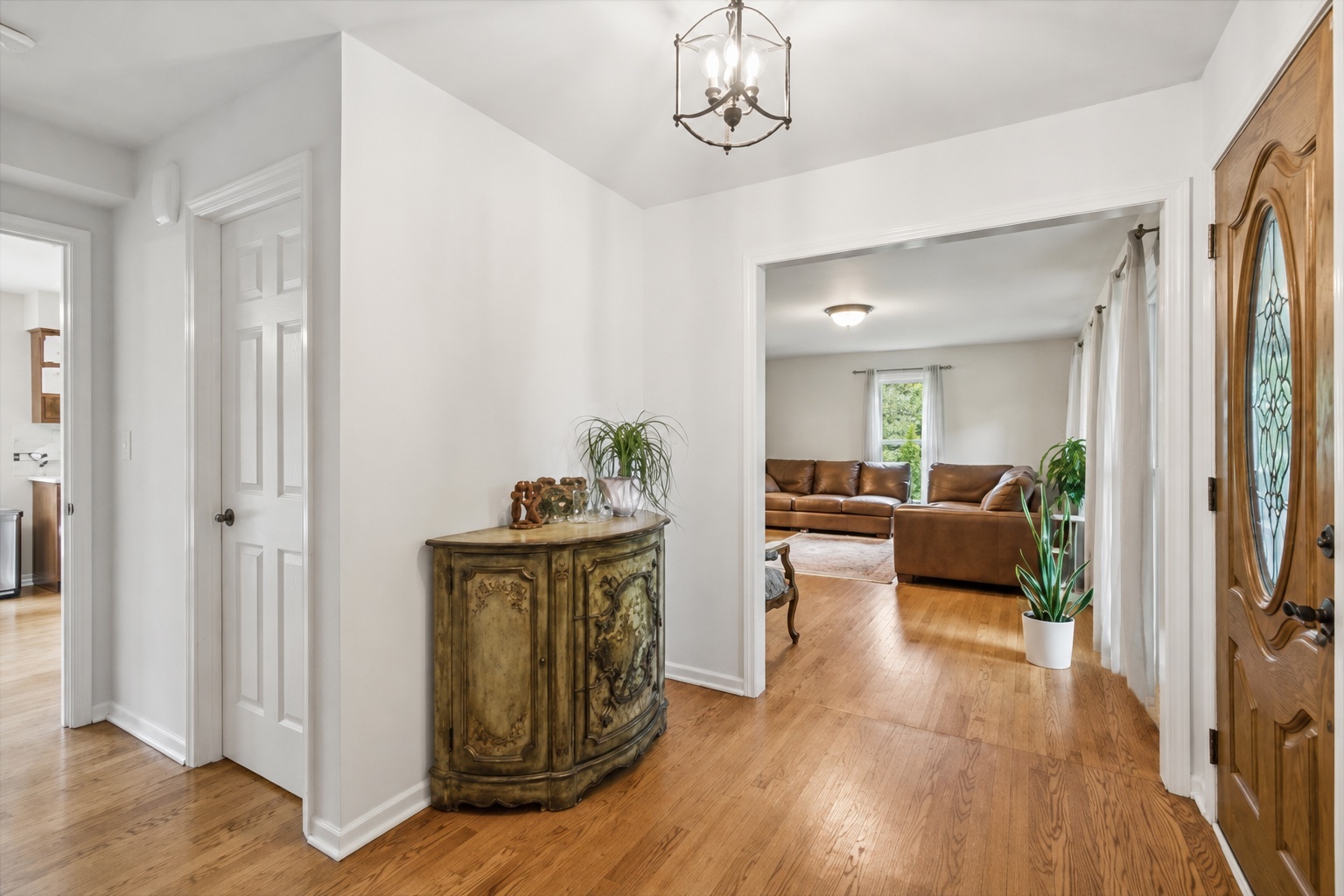 250 Wilshire Road Lake Forest, IL 60045 - Photo 2 of 28 a living room with furniture and a wooden floor