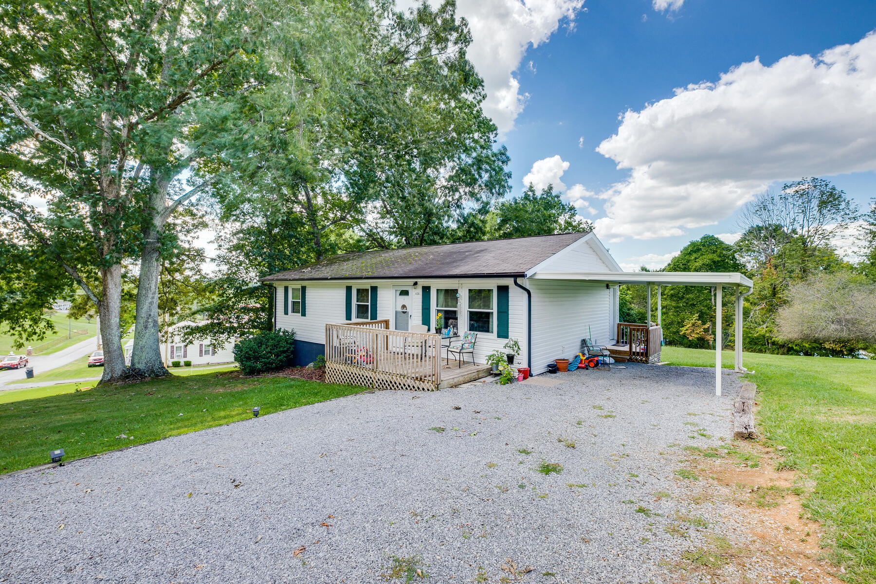 426 Bell Hollow Road Kingsport, TN 37664 - Photo 3 of 27 003