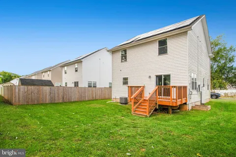 a view of a house with backyard