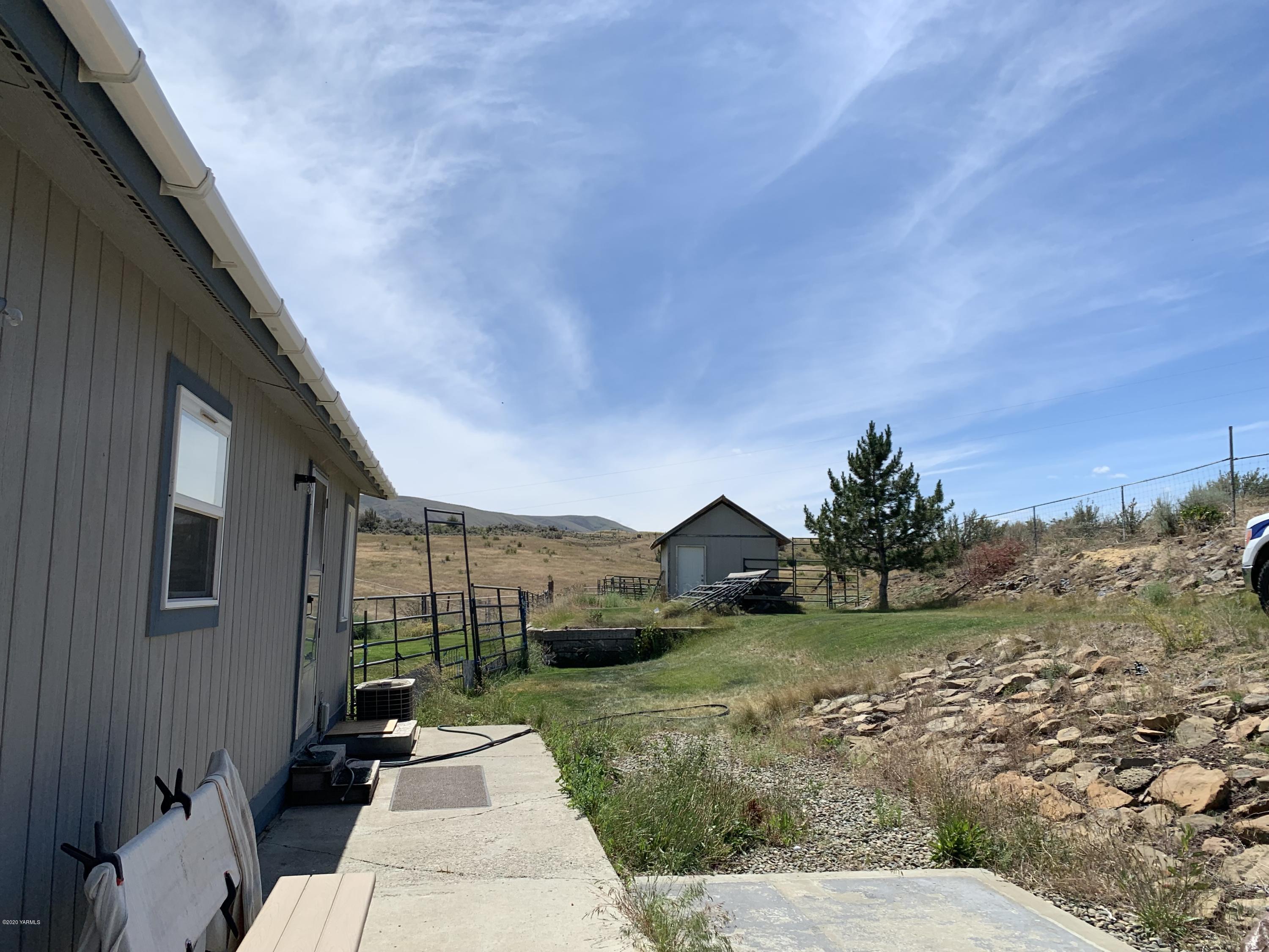 410 West Slavin Road Yakima, WA 98903 - Photo 1 of 19 a front view of a house with garden