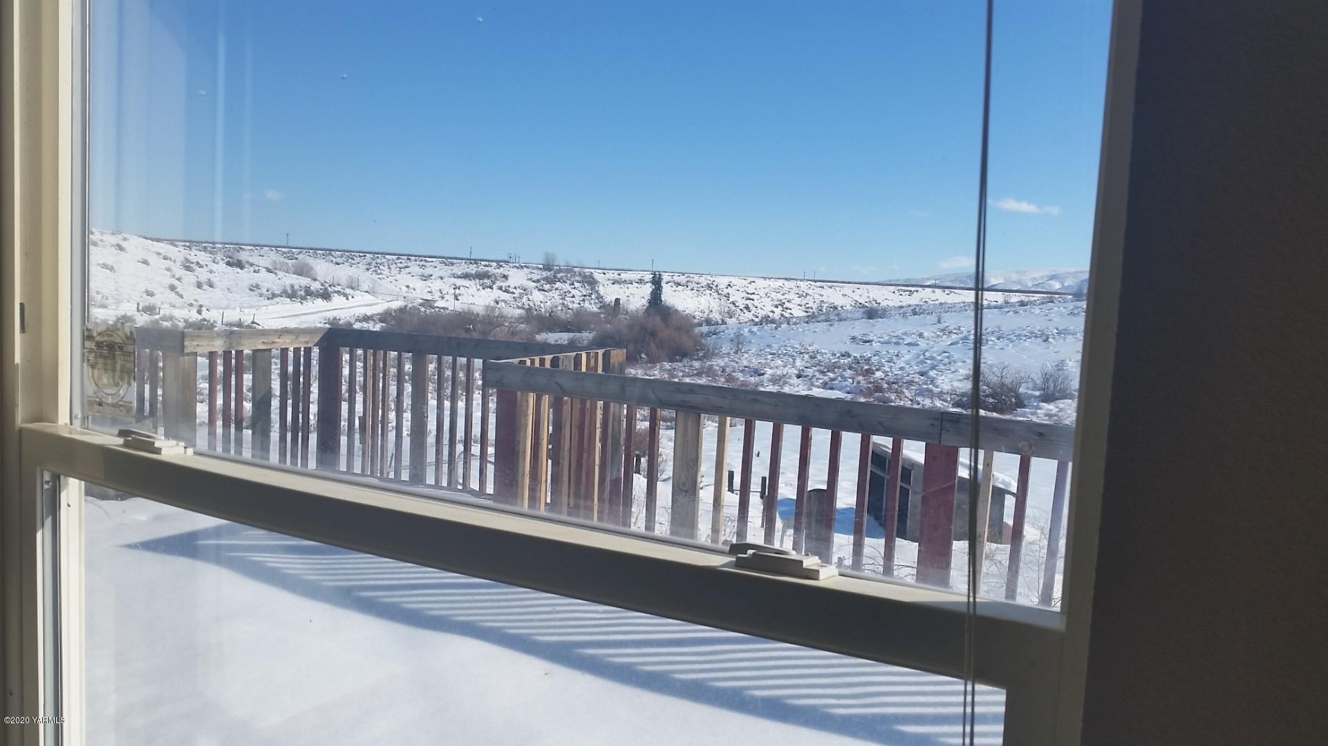 410 West Slavin Road Yakima, WA 98903 - Photo 11 of 19 a view of a balcony