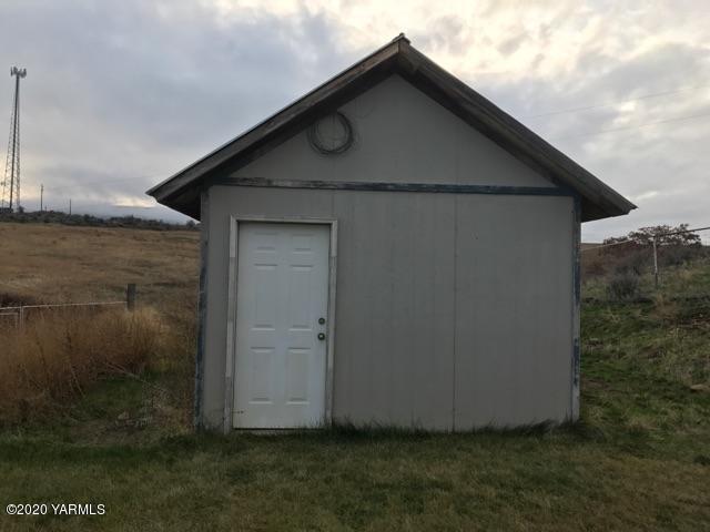 410 West Slavin Road Yakima, WA 98903 - Photo 12 of 19 a wooden house with a small yard