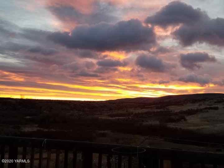 410 West Slavin Road Yakima, WA 98903 - Photo 19 of 19 a view of an ocean and beach