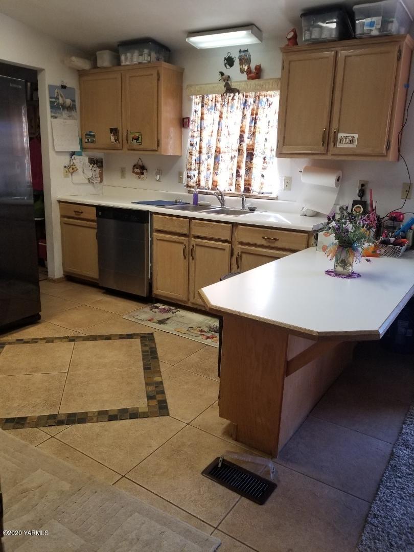410 West Slavin Road Yakima, WA 98903 - Photo 3 of 19 a kitchen with sink a window and stainless steel appliances