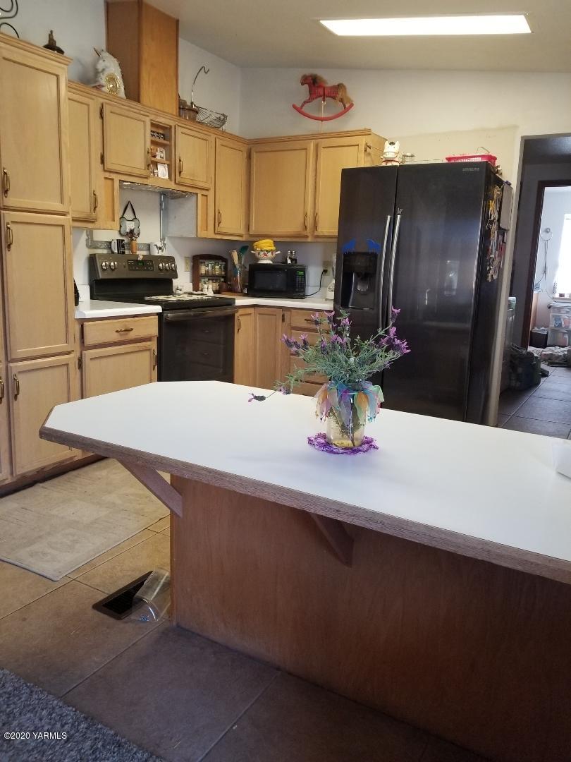 410 West Slavin Road Yakima, WA 98903 - Photo 4 of 19 a kitchen with stainless steel appliances granite countertop a sink a stove and a refrigerator