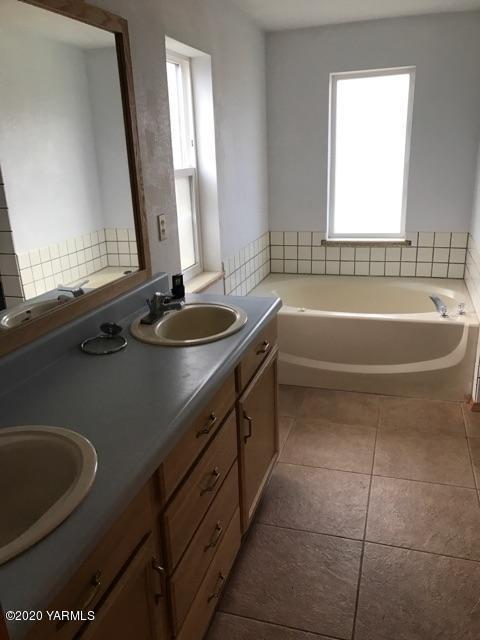 410 West Slavin Road Yakima, WA 98903 - Photo 5 of 19 a bathroom with a sink and a bathtub