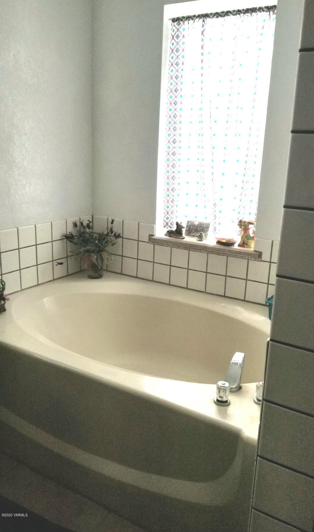 410 West Slavin Road Yakima, WA 98903 - Photo 6 of 19 a bathroom with a bathtub