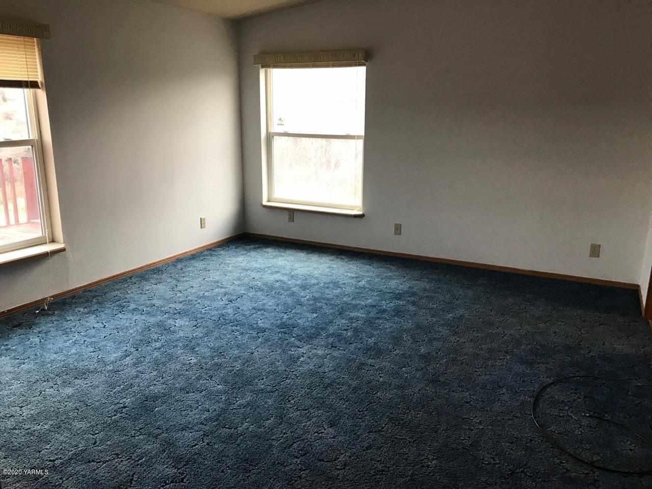 410 West Slavin Road Yakima, WA 98903 - Photo 7 of 19 an empty room with a window