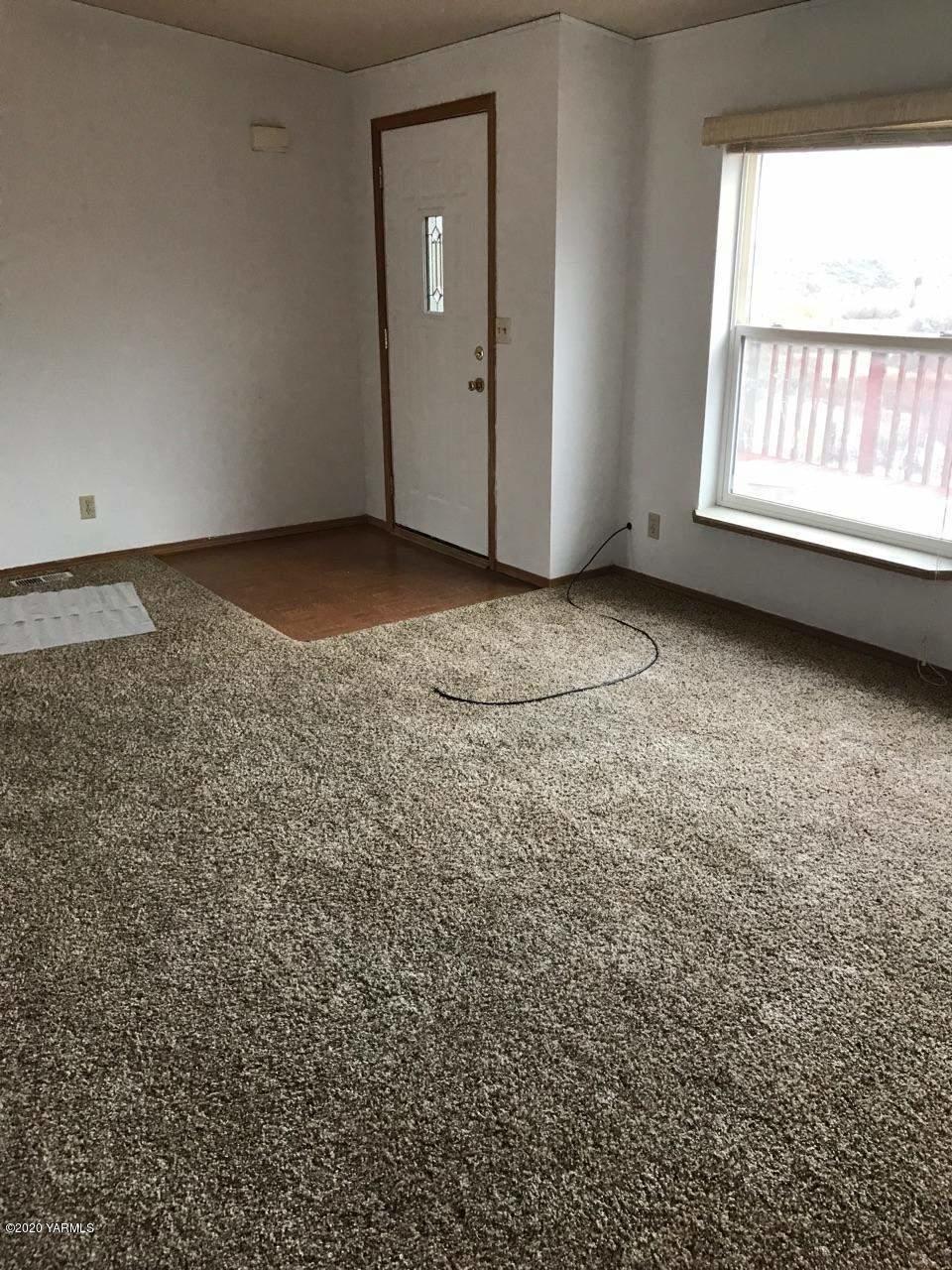 410 West Slavin Road Yakima, WA 98903 - Photo 8 of 19 an empty room with a window