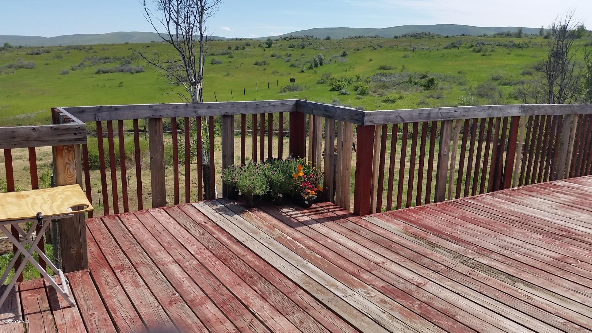 410 West Slavin Road Yakima, WA 98903 - Photo 9 of 19 a view of wooden deck