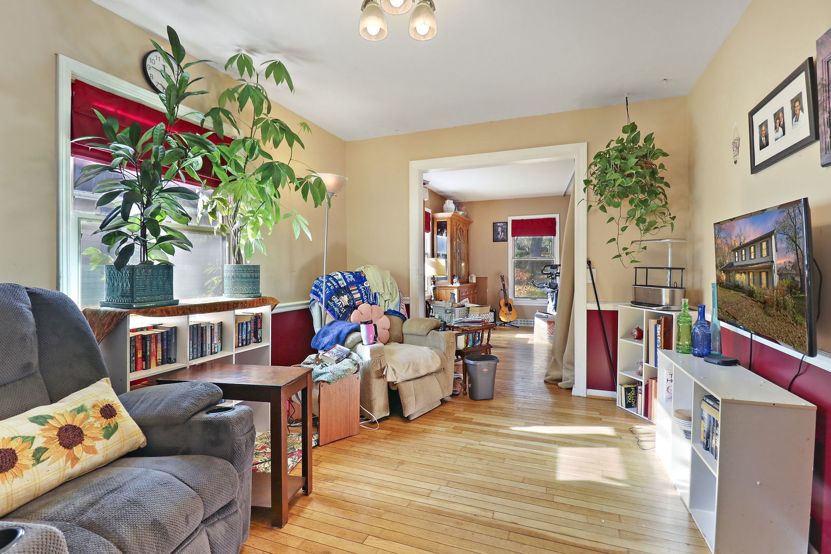 307 South Wulff Street Cary, IL 60013 - Photo 12 of 35 a living room with furniture and a flat screen tv