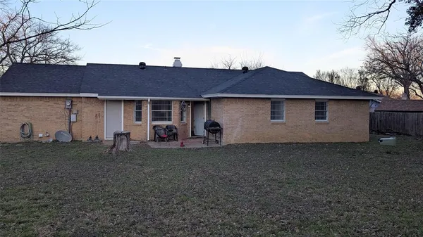 a view of a house with a backyard