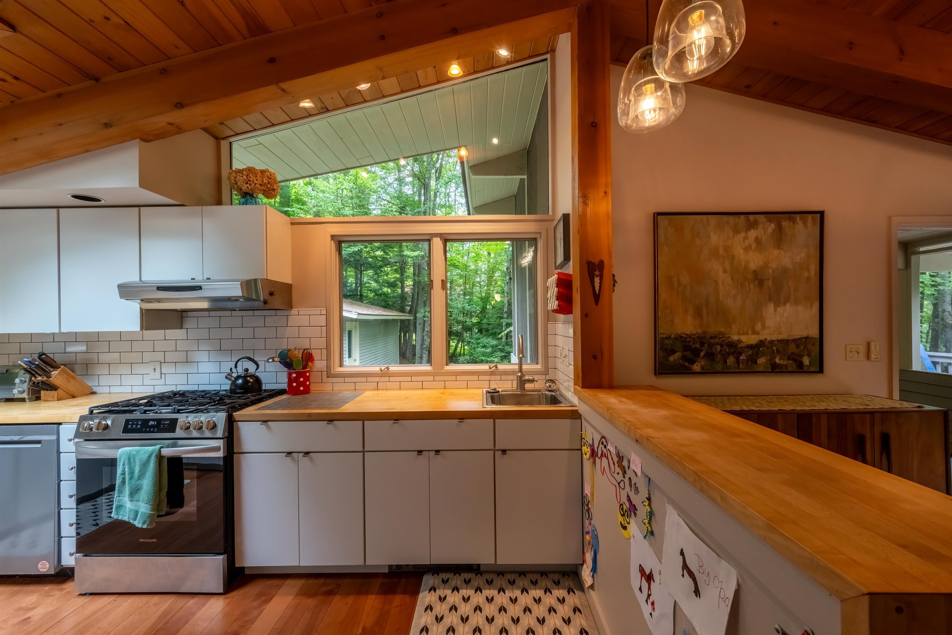 477 Morgan Road Hartford, VT 05059 - Photo 4 of 54